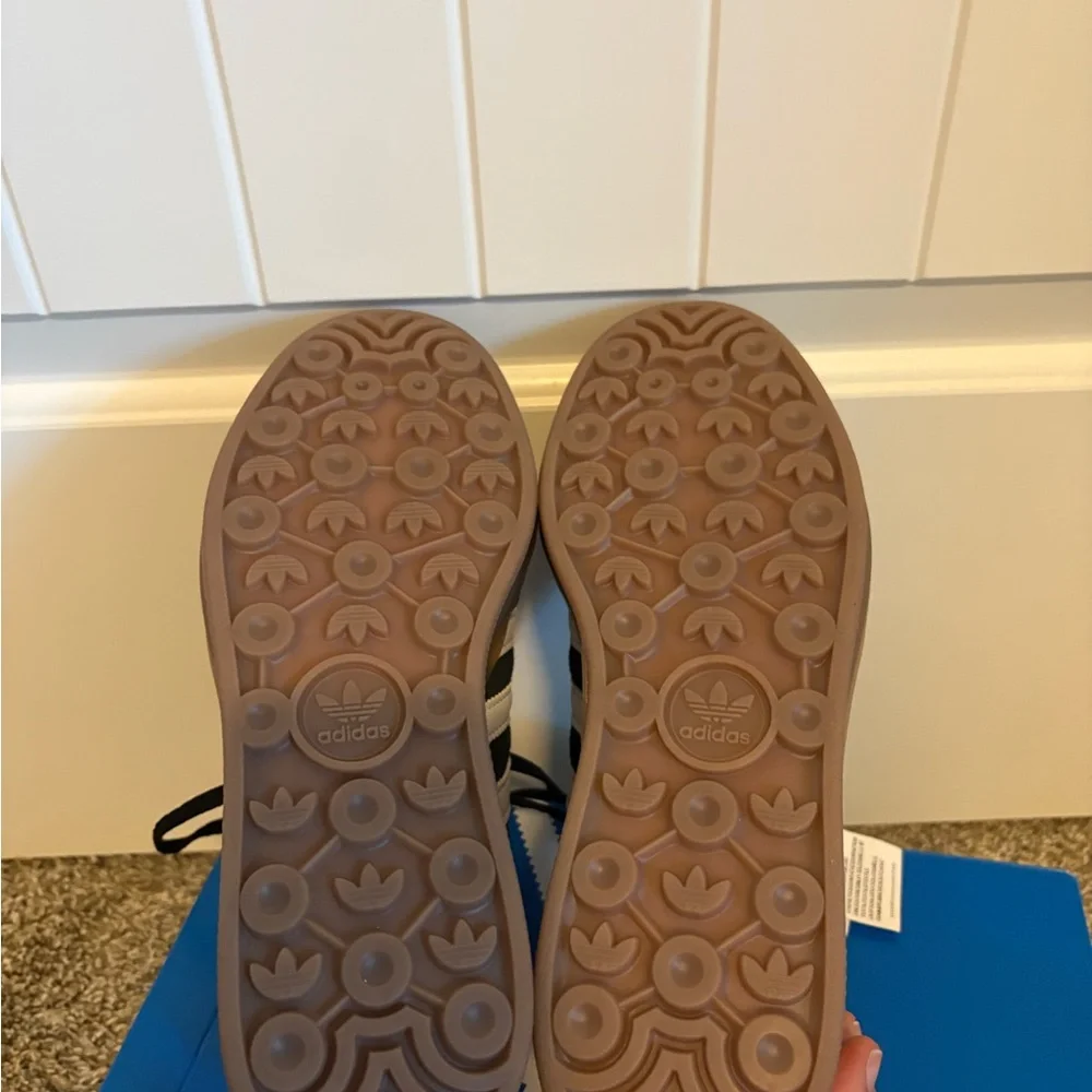 Adidas Black and White Sneakers Classic Design - Picture 4 of 4